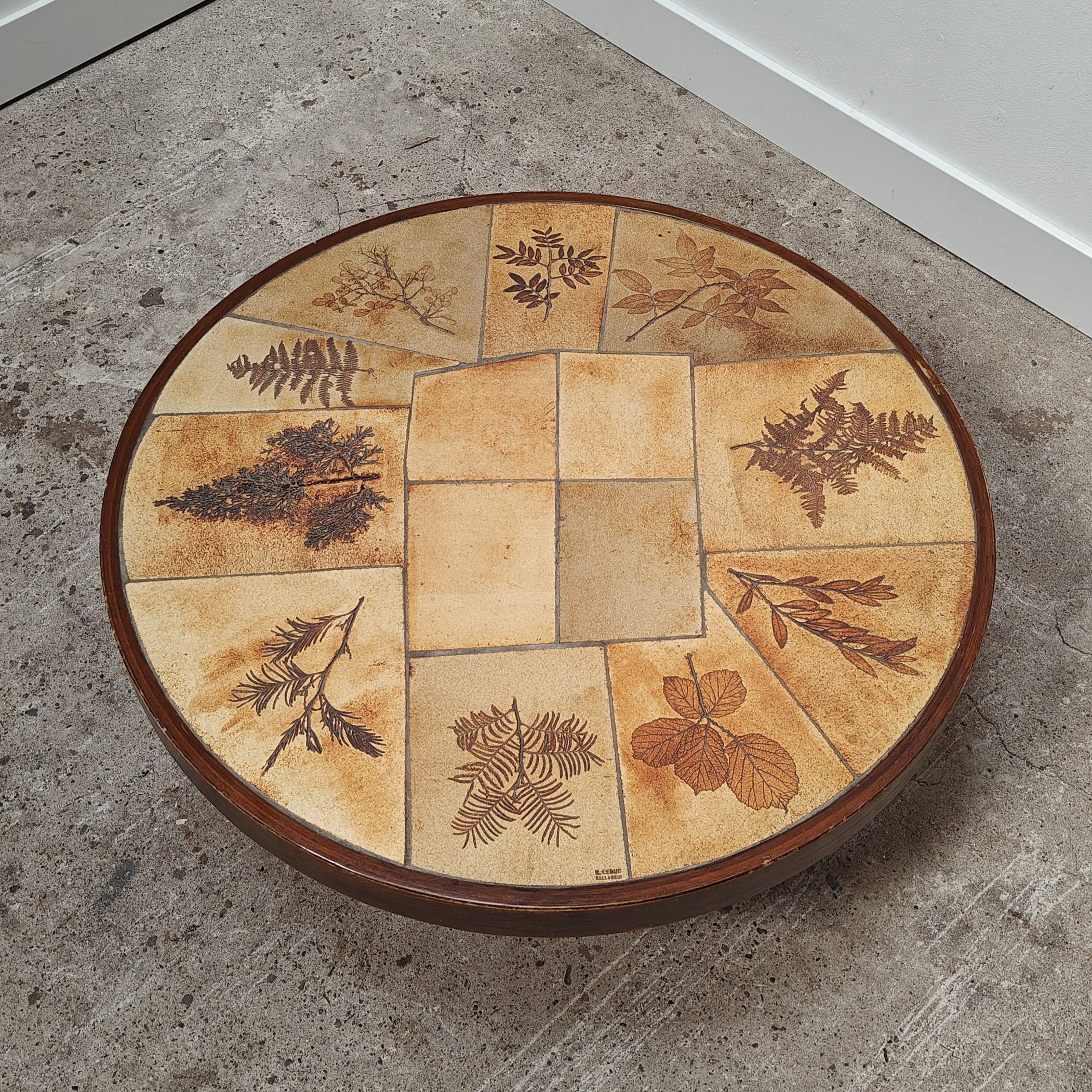 フランスのレイモンド・ルデュック（Raymonde Leduc）タイル画 French coffee table Raymonde Leduc, Vallauris — Calm Shapes